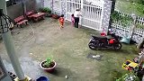 孩子被大铁门砸趴下，要不是有桌子，命就没有了