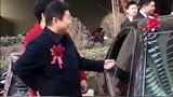 爸爸送女儿出嫁开心调侃