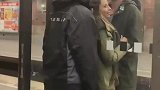 一男子一直盯着一对情侣