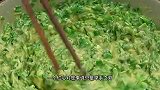 韭菜里倒入玉米面，这是我见过韭菜最好吃的做法，能当主食能做菜