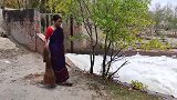 印度女子激流下捕鱼，一网下去，看看她捕获了什么