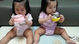 妈妈给双胞胎宝宝准备了零食，结果宝宝们做的事让妈妈好无奈
