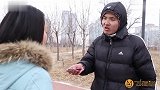 二货拿青龙偃月刀打劫，没想竟被美女反套路1000元，真逗