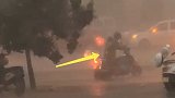 心疼！外卖小哥狂风暴雨中坚持送外卖 市民：像是在护着车跟外卖
