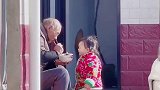 妈妈拍下老人给小孩喂饭一幕