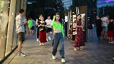 三里屯街拍，妹子的亮绿色露肩装，夜晚是如此耀眼