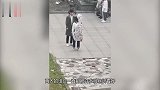 杨紫紧紧牵着肖战的手不放，肖战顺手握住，甜到齁