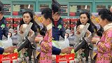 范冰冰怀孕乌龙后携妈妈逛超市，偷喝椰子水超呆萌