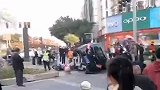 梧州一小汽车路口连撞5辆电动车致4人受伤 男司机当场被控制
