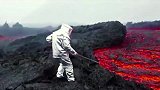 牛人现场挖一勺火山喷出的岩浆，艺高人胆大！