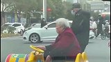 人类爆笑瞬间：古有武松醉酒打老虎，今有路人徒手治狼狗！