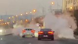 路面暖气管道喷出浓浓热气