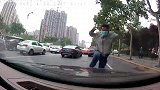 陕西一男子用百米冲刺速度碰瓷：撞裂车主挡风玻璃