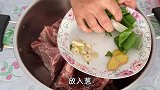 小苏打跟三丰爸爸回农村老家，五奶奶做了一锅大骨头，色香味俱全