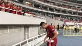 亚冠-17赛季-埃尔克森赛后答谢广州球迷  一一捡起球迷赠送恒大围巾-花絮