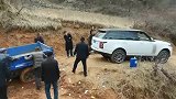 开路虎的基本素养，农用三轮车遇险也会“拔刀相助”！