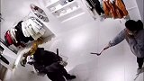 监控拍下的渗人一幕，这是乞讨还是恐吓