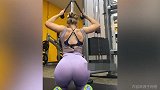 金发健身女神的背部训练 但蜜桃臀才是重中之重啊
