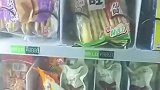 贩卖机里的鸡腿没掉下来，顾客见状想要捡漏