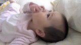 四个月的宝宝练习翻身，还自言自语，好可爱！