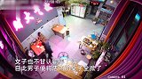 夫妻打牌争吵竟把自家店砸了，街坊拉都拉不住，店内发光字引热议