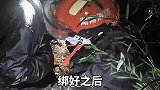 八旬老人被困山区，消防员冒雨救援