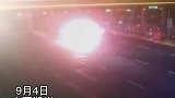 一小车冲入山西朔州高速收费站，瞬间成为一团火球车祸现场