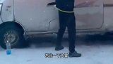 东北一下大雪，开车门连铁锨都用上了