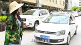 一男一女互不让路，抬起杠来一个比一个牛，对话内容太有才了