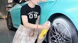 小姐姐给汽车轮胎贴膜，这手艺看起来很厉害
