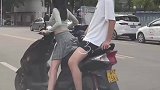 后座的小哥这下受罪了，小姐姐早饭不会吃的红薯和大豆吧？