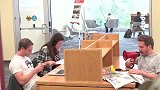 国外恶搞：小伙在图书馆里拿着扩音器大声吃薯片，歪果仁真会玩