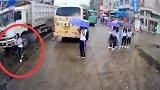 4个女学生马路上打闹，感觉周围不对劲，下一秒悲剧瞬间发生！