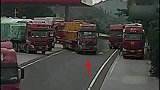 男子强行拦截大货车，没想到司机压根没看到他，悲剧了！