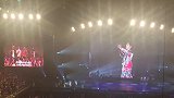 本想来听演唱会，没想到却抢了歌手的风头，一开口全场沸腾！