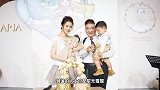郭碧婷现身安以轩满月宴，穿毛衣搭配白裙子，产后状态极佳