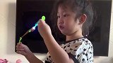 女孩将橡皮筋瞄准妈妈，没想左右手没谈妥