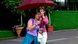 街头恶搞路人：路人的伞撞到美女眼睛，路人立马担忧起来