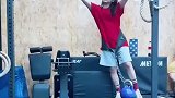 女孩负重20公斤做引体向上，这也太厉害了！