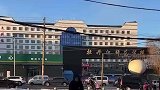 男子将热水泼向空中