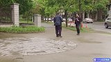 搞笑恶作剧：警察恶搞学老人走路，惨被拐杖击打要害