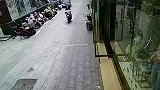 屋里坐着那个女的真淡定，一动不动