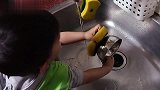 宝妈非要3岁大萌娃学洗碗，小娃自然不太情愿，结局好玩了