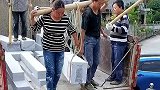 两对夫妻一起抬石头,真正的爱情是愿意与你同甘共苦