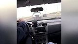 男子在副驾驶上睡着了，却突然被吓醒了，朋友也被吓了一跳！