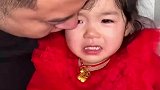 妈妈教育女儿爸爸搂在怀里哄，这给老父亲心疼的