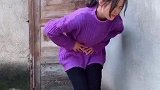 在农村上厕所，必须有暗号