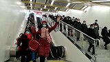 太原首条地铁正式开通前来体验市民排长队 有人迫不及待奔向站台