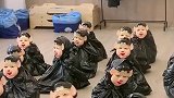 某幼儿园举办结课亲子活动，萌娃戴猪八戒面具坐等父母辨认