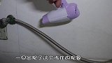 冬天水管冻住不用愁，农村姑娘用这种方法，两三下轻松解冻不费事